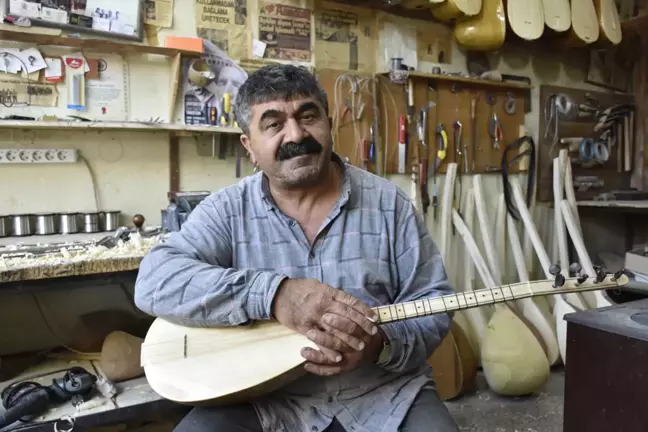 Sivaslı Bağlama Ustası, 11 Binden Fazla Saz Üretti