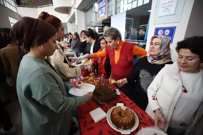 ÇOMÜ'de 101 Anne, Öğrencilere El Emeği İkramlarda Bulundu