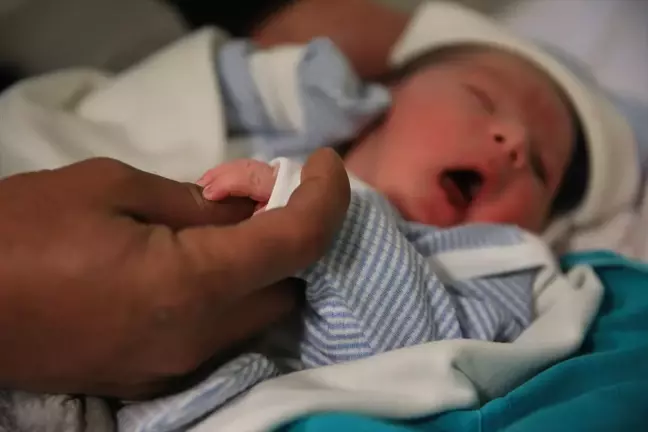 Tüp Bebek ile Anne-Baba Olan Çift, Bebeklerine Doktorlarının Adını Verdi