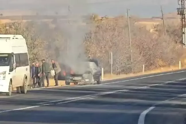 Elazığ'da Seyir Halindeki Otomobilde Yangın Çıktı