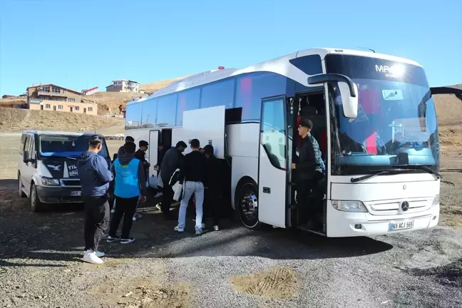 Hakkari'deki Mergabütan Kayak Merkezi'nde Gençlik Kampı Başladı