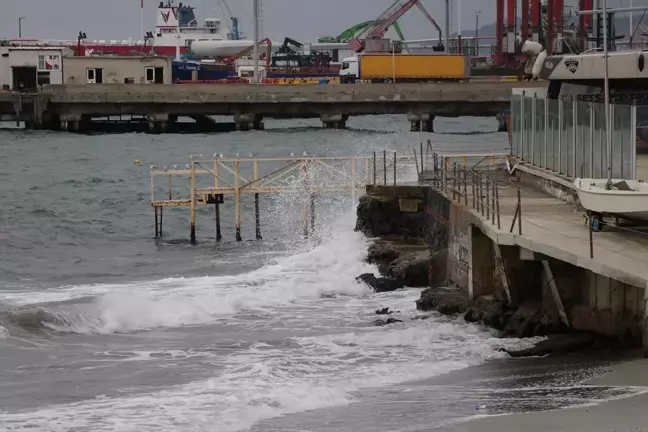 Tekirdağ'da Poyraz Rüzgarı Deniz Ulaşımını Etkiliyor