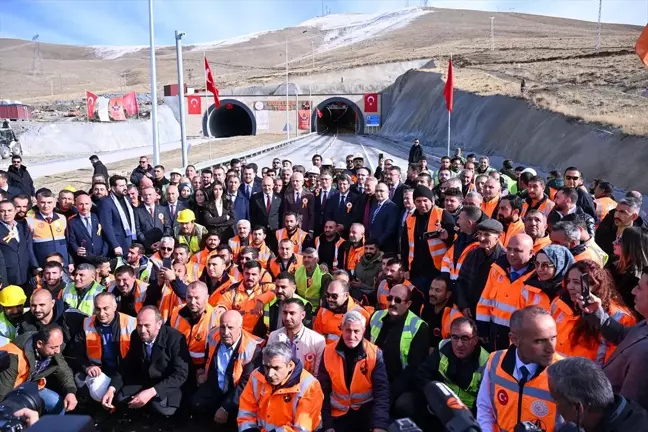 Bakan Uraloğlu, Van-Hakkari kara yolundaki Güzeldere Tüneli'nin açılışında konuştu Açıklaması