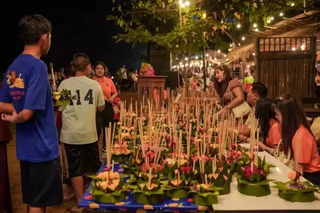 Tayland'da Loy Krathong Festivali Renkli Görüntülere Sahne Oldu