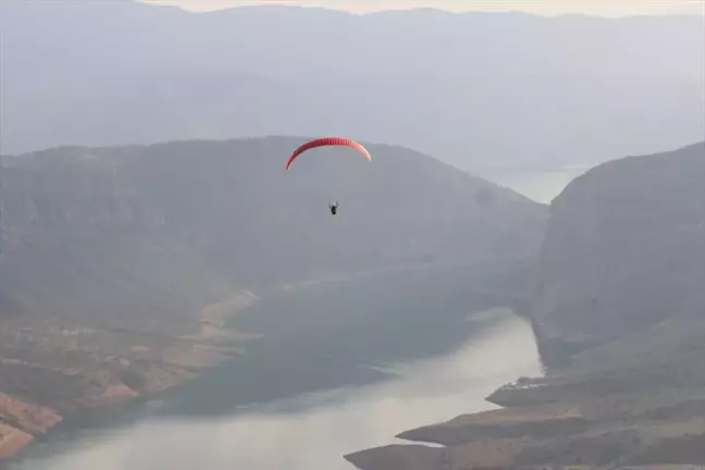 Siirt'te Yamaç Paraşütü Tutkunları Botan Vadisi'nde Uçuyor