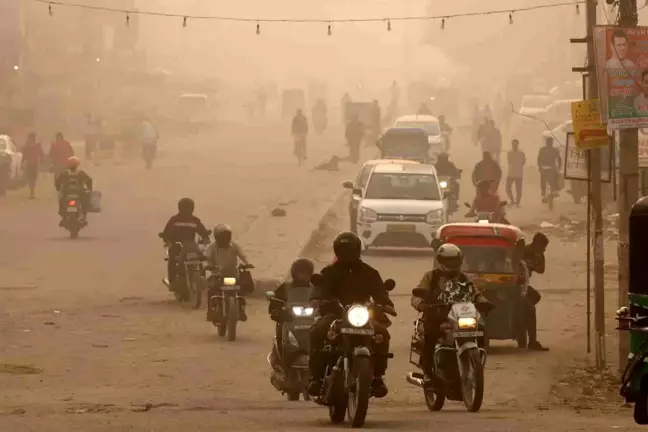 Yeni Delhi'de Hava Kirliliği Nedeniyle Okullar Kapatıldı