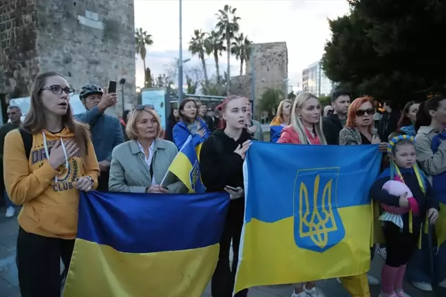 Ukraynalılar Antalya'da Savaşın 1000. Gününde Protesto Düzenledi