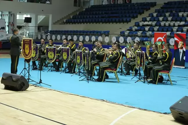 Hakkari'de 2. Ordu Komutanlığı Bandosu Konser Verdi