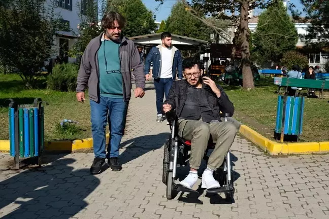 Friedreich Ataksisi Hastası Çocuklarının Eğitimine Destek Olan Anne