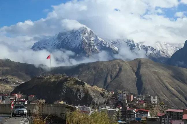 Hakkari'de Yüksek Kesimlerde Kar ve Sis Etkili Oldu