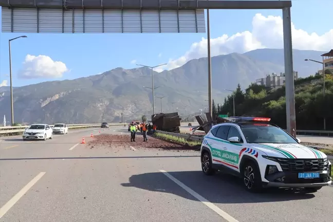 İskenderun'da Bariyere Çarpan Tır Sürücüsü Yaralandı