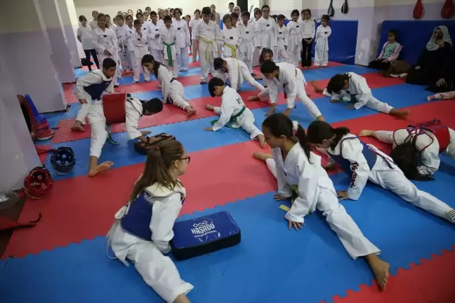 Sacide Mahti Doğan, Gönüllü Tekvando Kurslarıyla Kız Çocuklarını Destekliyor