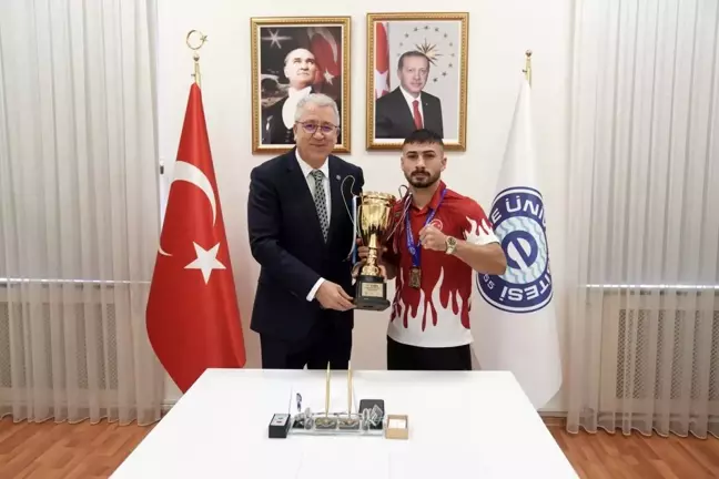 Ege Üniversitesi Öğrencisi Ali Ataberk Gürbüzcan Avrupa Kick Boks Şampiyonu Oldu