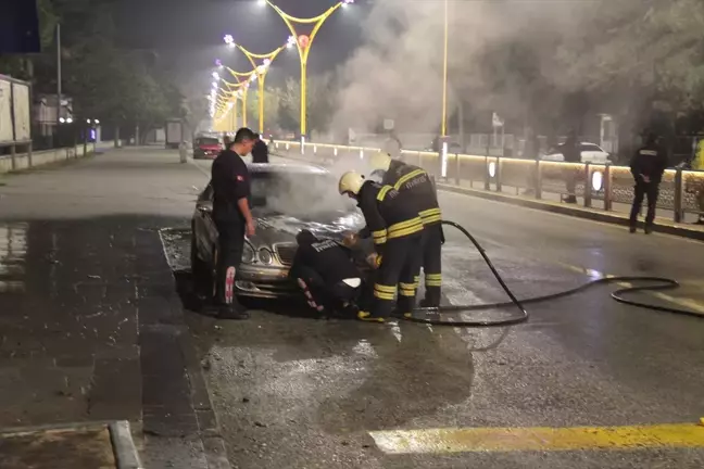 Erzincan'da Park Halindeki Otomobil Yandı