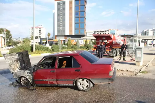 Antalya'da Seyir Halindeki Otomobilde Yangın Çıktı