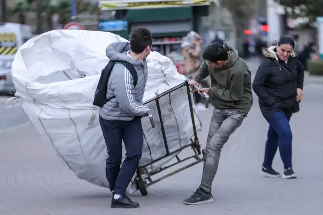 Bursa'da Kuvvetli Lodos Hayatı Olumsuz Etkiledi