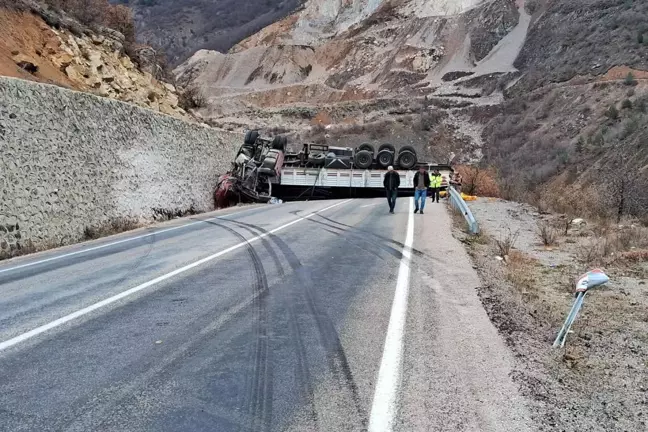 Gümüşhane'de Boru Yüklü Tır Kaza Yaptı: Sürücü Ağır Yaralı