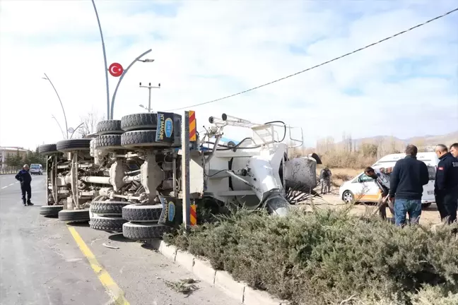 Niğde'de Beton Mikseri Devrildi: 2 Yaralı