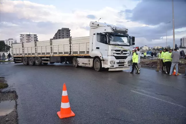 Siverek'te Tırla Elektrikli Bisiklet Çarpıştı: Bir Öğretmen Hayatını Kaybetti