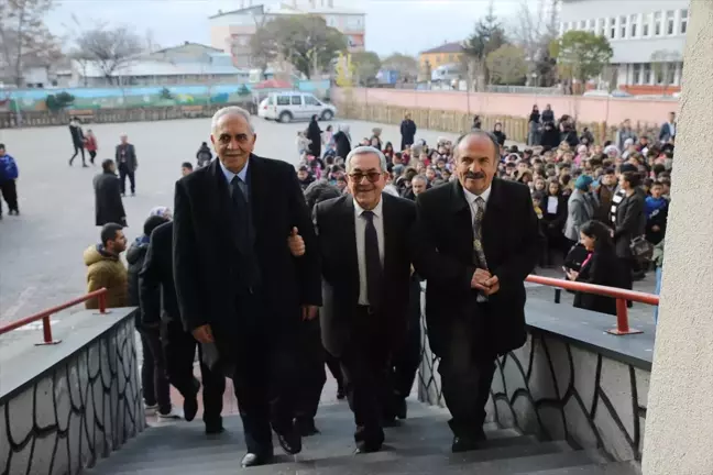 Erciş'te Emekli Öğretmenler Günü Kutlandı