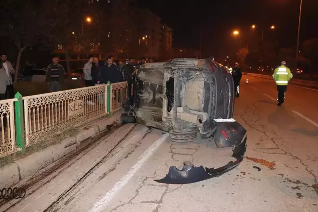 Kilis'te Refüje Çarpan Araç Sürücüsü Hastaneye Kaldırıldı