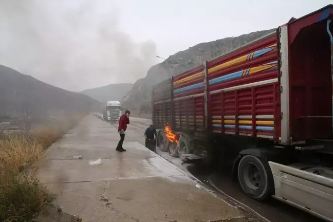 Tokat'ta Seyir Halindeki Tırın Lastiği Alev Aldı