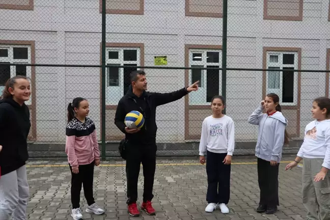 Depremde öğrencilerini ve meslektaşlarını kaybeden eğitimciler, Öğretmenler Günü'ne buruk giriyor