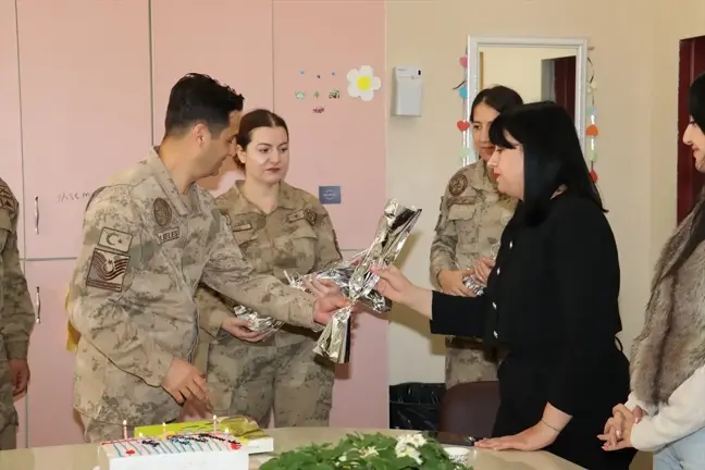 Hakkari'de Jandarma ekiplerinden öğretmenlere ziyaret