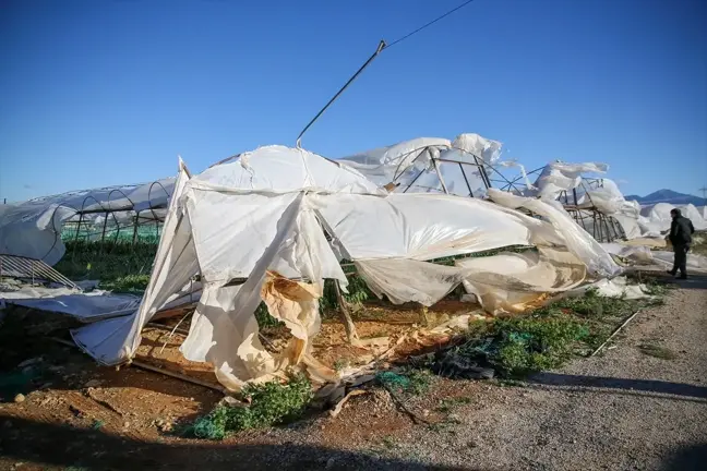 Antalya'da Hortum ve Şiddetli Yağış Hayatı Olumsuz Etkiledi