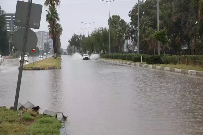 Hatay'da Sağanak Yağış Trafiği Olumsuz Etkiledi