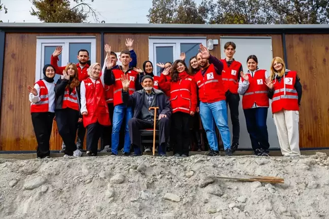 Türk Kızılay, 82 Yaşındaki Ali Oral'a Konteyner Ev Sağladı