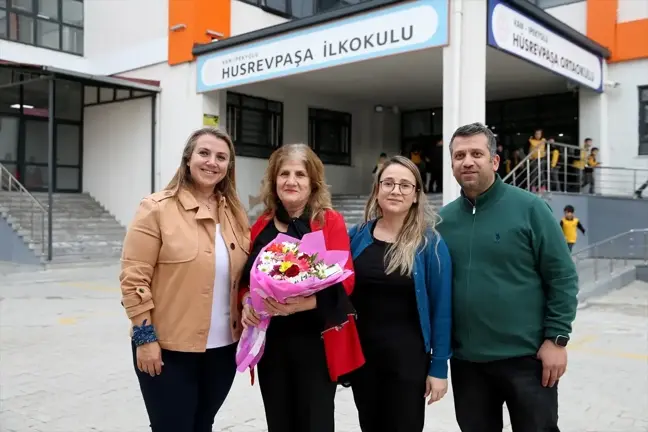 Emekli Öğretmen Nazire Oğuz Ersezer, 7 Yıl Sonra Okulunda Duygusal Anlar Yaşadı