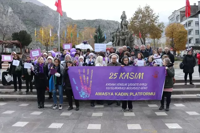 Amasya'da Kadına Yönelik Şiddete Karşı Mor Mendil Protestosu