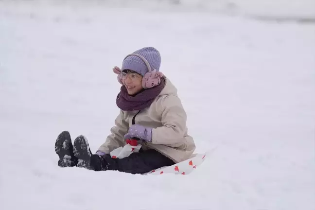 Düzce'de Kar Yağışı Sonrası Çocuklar Kayak Keyfi Yaşıyor