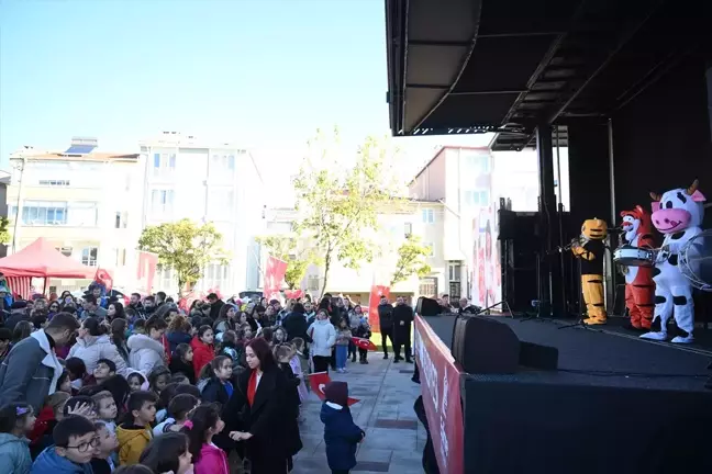 Edirne'de yenilenen 15 Temmuz Cumhuriyet ve Demokrasi Şehitleri Parkı'nda çocuklar için etkinlik düzenlendi