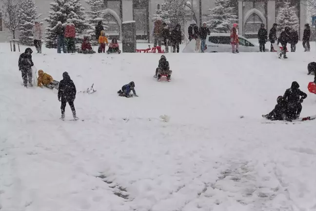 Erzurum'da Kar Tatili, Çocuklar Kızakla Eğlendi