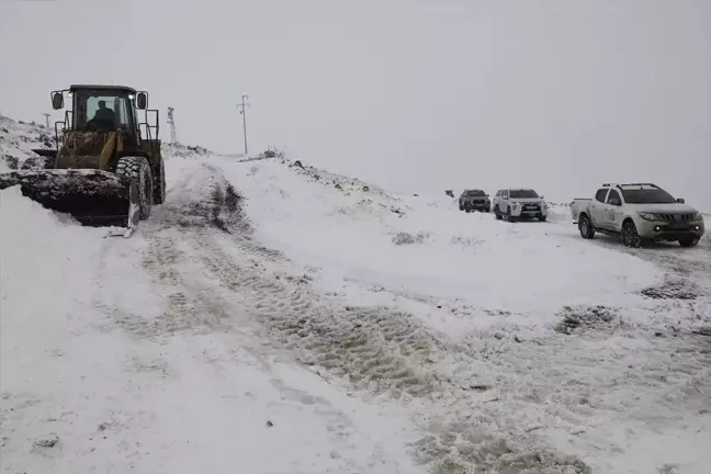 Kayseri'de Yoğun Kar Yağışı Nedeniyle Mahsur Kalan Çoban ve Hayvanları Kurtarıldı