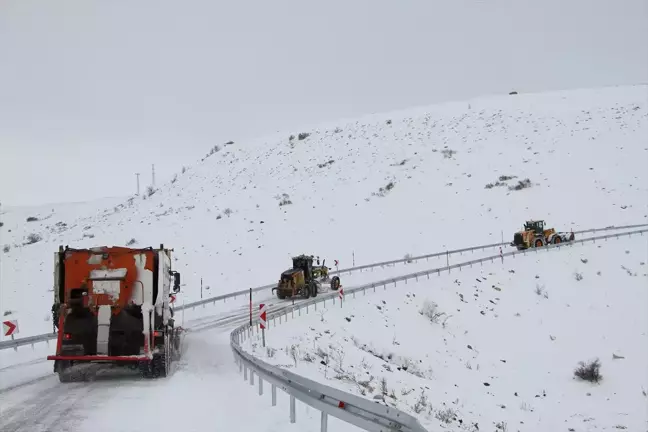 Kayseri'de Kar Temizleme Çalışmaları Devam Ediyor