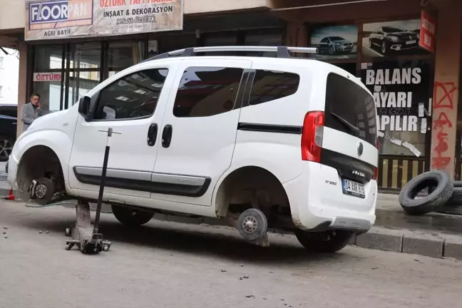 Ağrı'da Kış Lastiği Uygulaması İçin Oto Lastikçilerde Yoğunluk Yaşanıyor