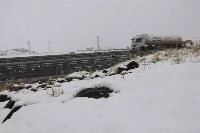 Diyarbakır'da Mevsimin İlk Karı Yağdı