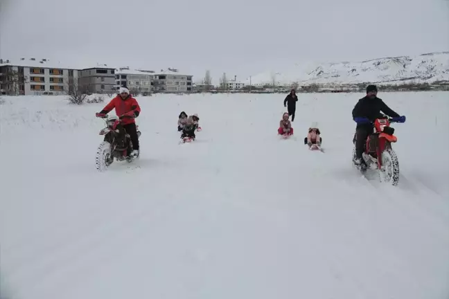 Erzincan'da Çocuklar Kar Eğlencesinin Tadını Çıkarıyor