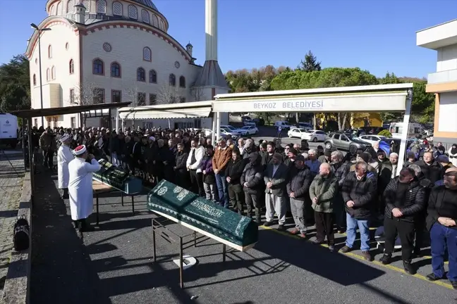 İstanbul'da Aile Katliamı: 3 Kişi Toprağa Verildi