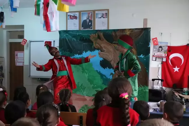 Niğde Belediyesi Tiyatrosu, Köy Okullarında Çocuklara Tiyatro Oyunu Sunuyor