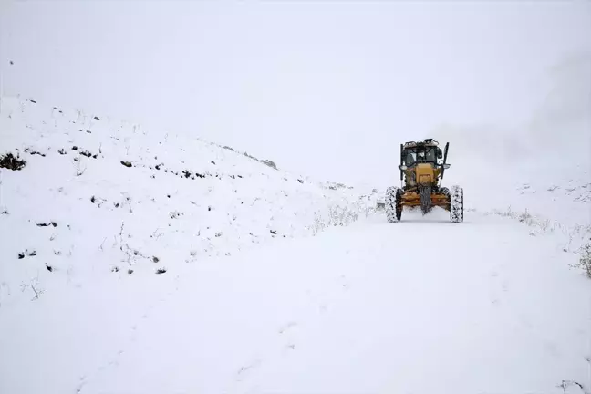 Muş'ta Karla Mücadele Ekipleri Köy Yollarını Açıyor