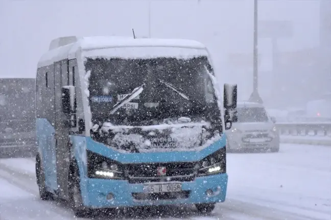 Van'da Kar Yağışı Sürücülere Zor Anlar Yaşatıyor