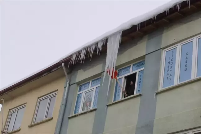 Bayburt Belediyesi, Buz Sarkıtlarına Müdahale Etti