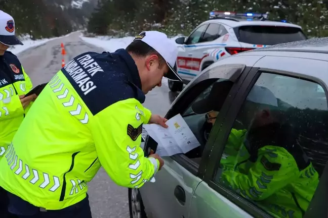 Sinop'ta Jandarma Ekiplerinden Sürücülere Kış Lastiği ve Güvenli Sürüş Eğitimi