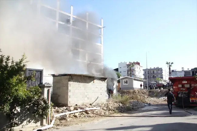 Antalya'da İşçilerin Kaldığı Konteynerde Yangın Çıktı