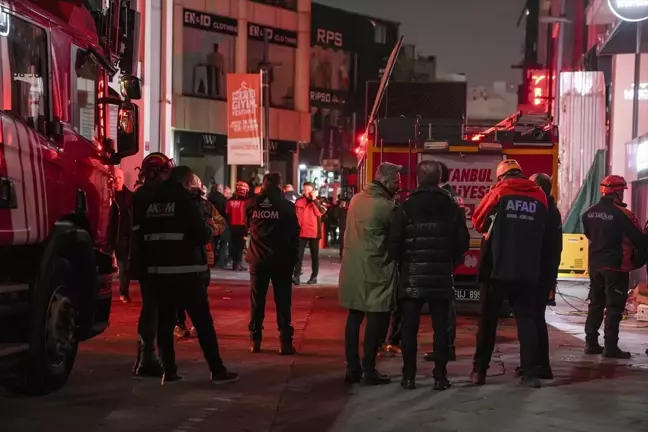 Güngören'de Bina Yıkımı Sırasında Kısmi Çökme: İki İşçi Göçük Altında