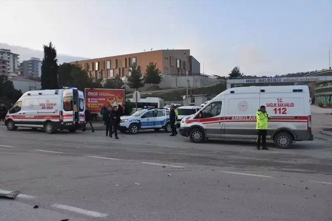 Sinop'ta Öğrenci Servisi ile Otomobil Çarpıştı: 3 Yaralı